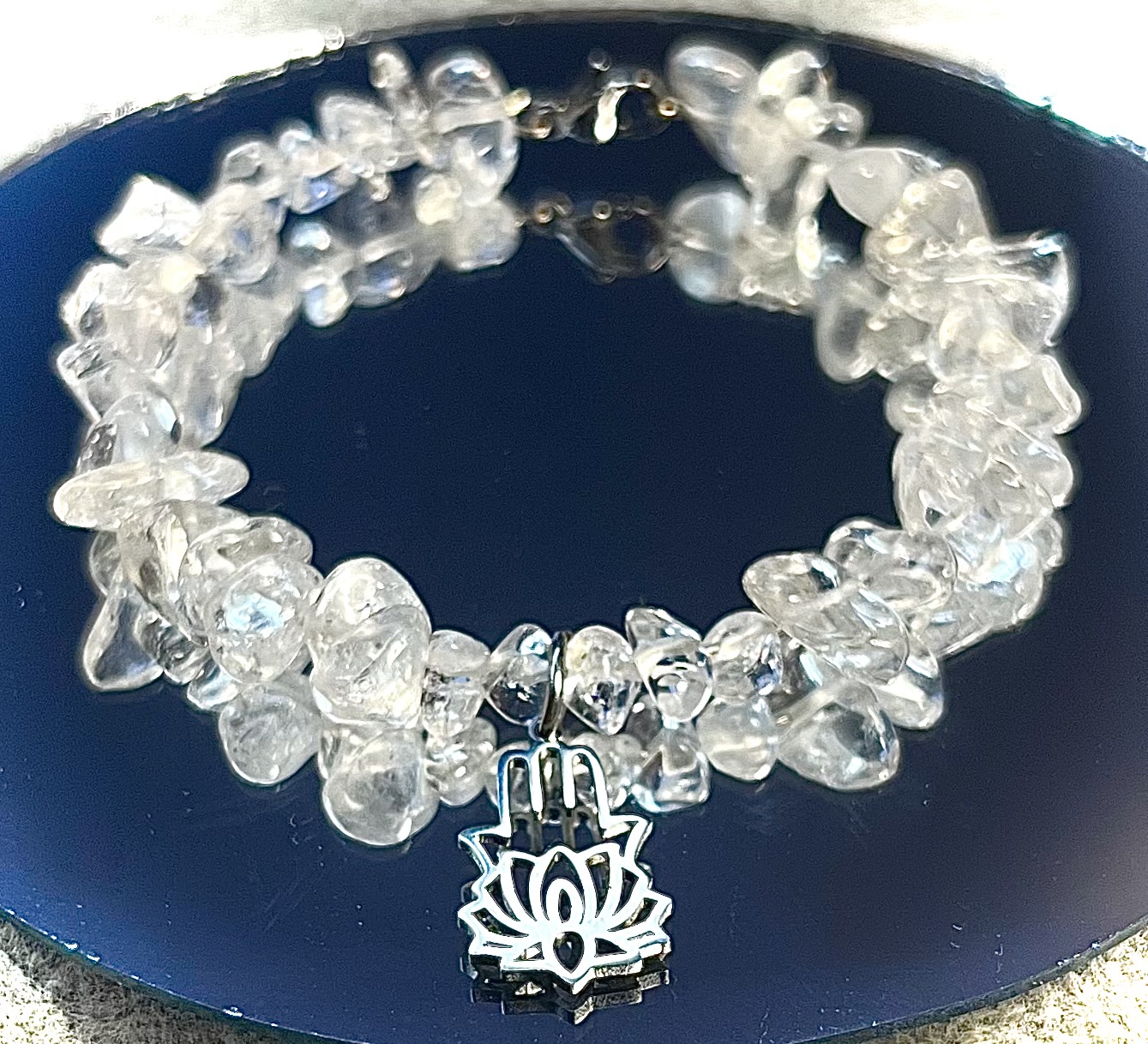 Kryształ Górski - zawieszka ręka Fatimy z kwiatem lotosu