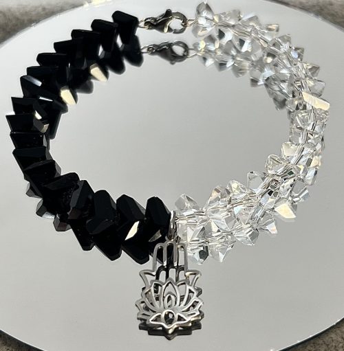 Szkło black & white – zawieszka ręka Fatimy z kwiatem lotosu